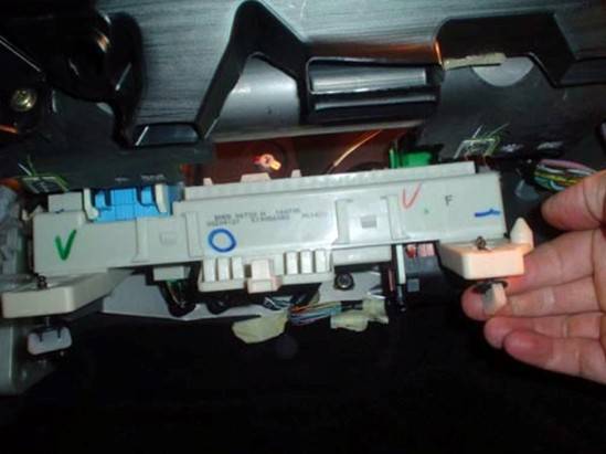 Технология замены салонного фильтра автомобиля Мазда 3 Технология замены салонного фильтра автомобиля Мазда 3