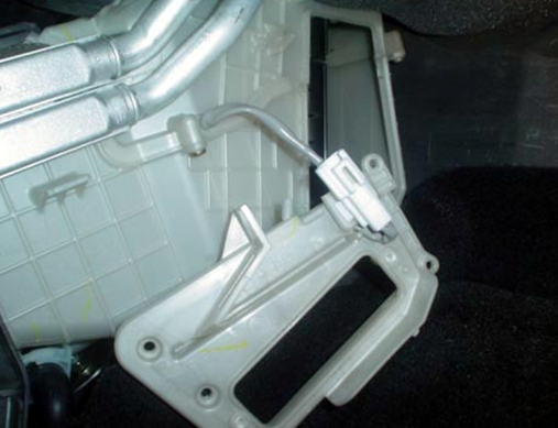 Технология замены салонного фильтра автомобиля Мазда 3 Технология замены салонного фильтра автомобиля Мазда 3