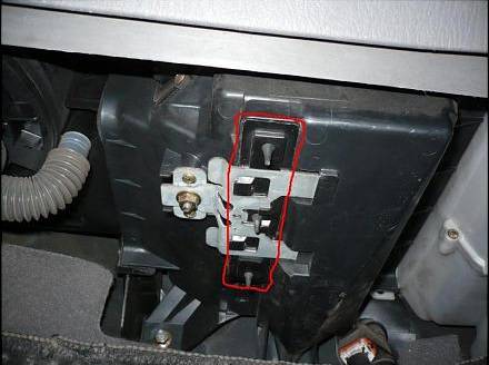 Замена салонного фильтра на Мазда Фамилия (Familia) Замена салонного фильтра на Мазда Фамилия (Familia)