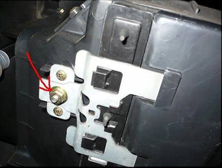 Замена салонного фильтра на Мазда Фамилия (Familia) Замена салонного фильтра на Мазда Фамилия (Familia)