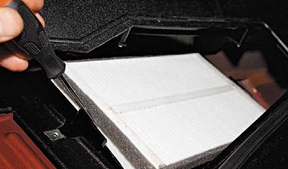 Замена салонного фильтра на Шевроле Нива Замена салонного фильтра на Шевроле Нива