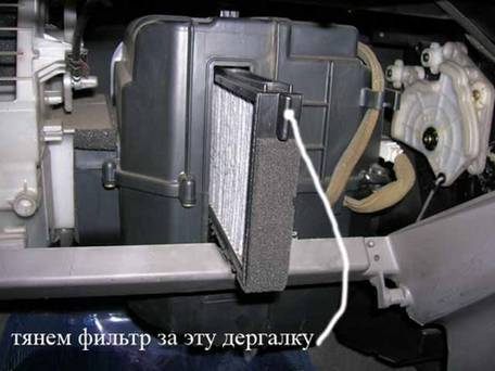 Замена салонного фильтра на Мазда-Демио Замена салонного фильтра на Мазда-Демио