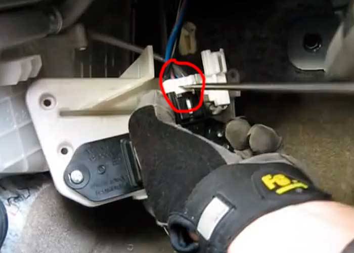 Замена салонного фильтра Мазда 5 Замена салонного фильтра Мазда 5